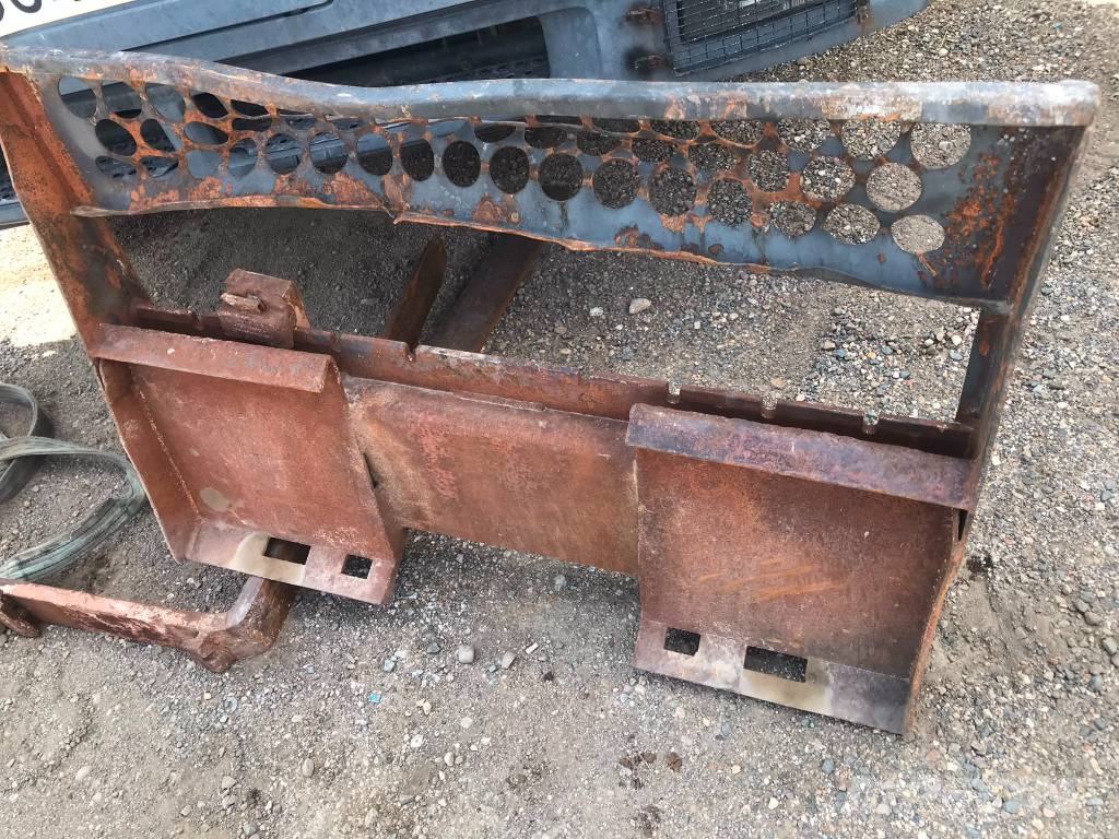 Bobcat S 590 لوادر انزلاقية التوجيه