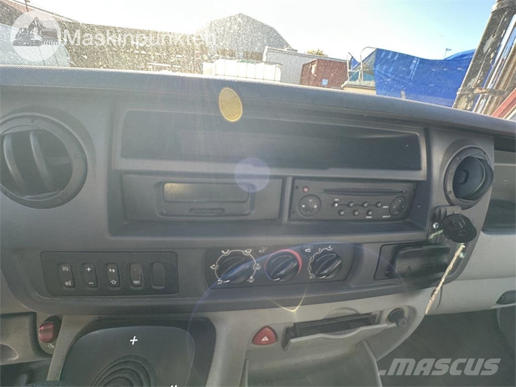 Renault Master II شاحنة مقفلة