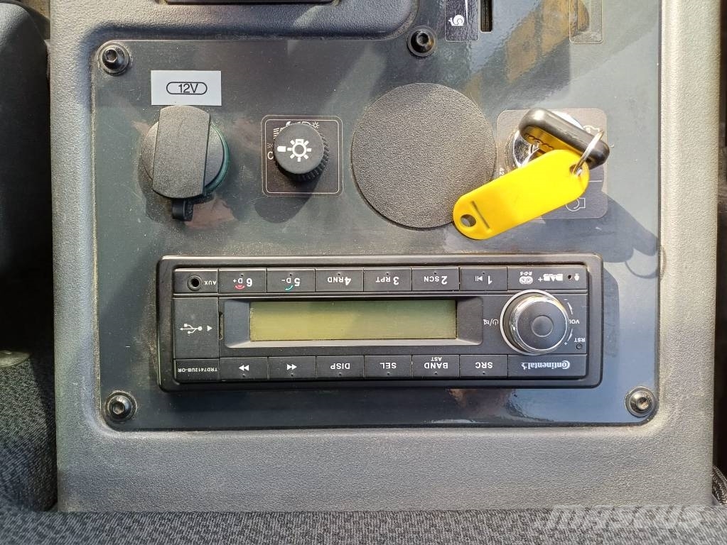 Komatsu WA 100 M-8 لوادر بعجل