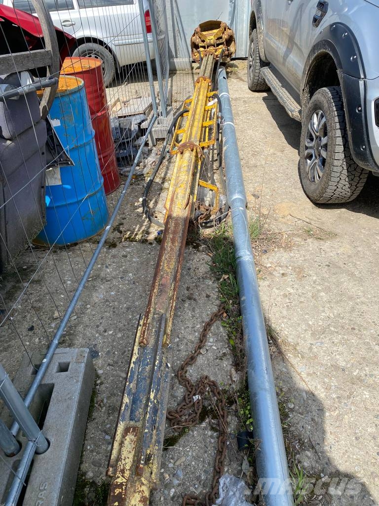 CAT 313 D Ekskavatori uz riteņiem