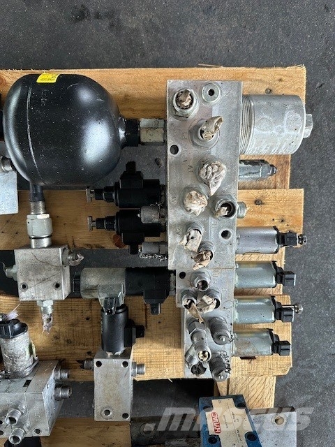 Liebherr LH 50 HYDRAULIC VALVE PILOT هيدروليات