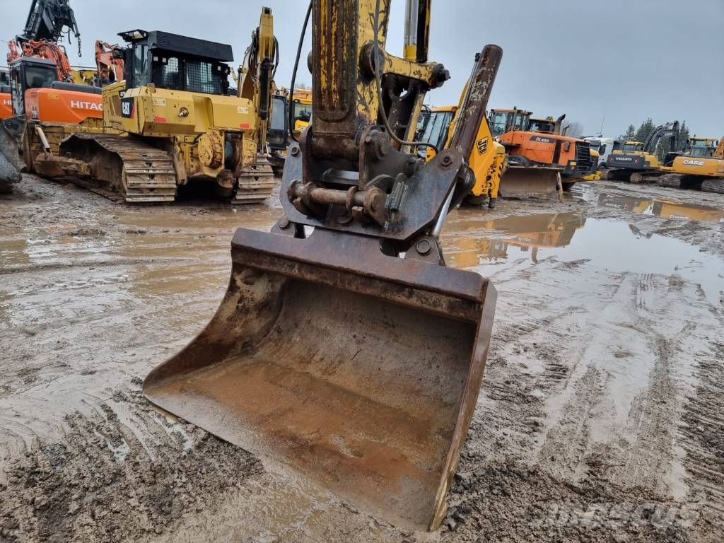Komatsu PC 210-8 حفارات زحافة