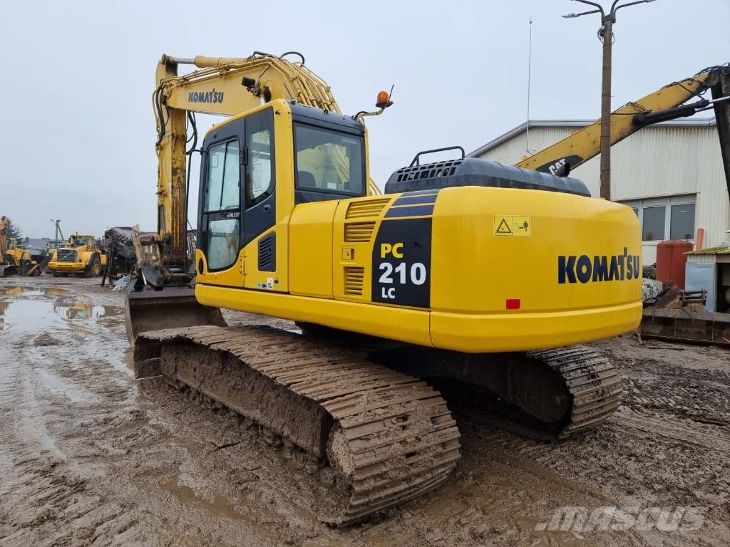 Komatsu PC 210-8 حفارات زحافة