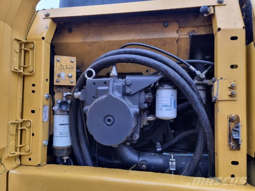 Komatsu PC 210-8 حفارات زحافة