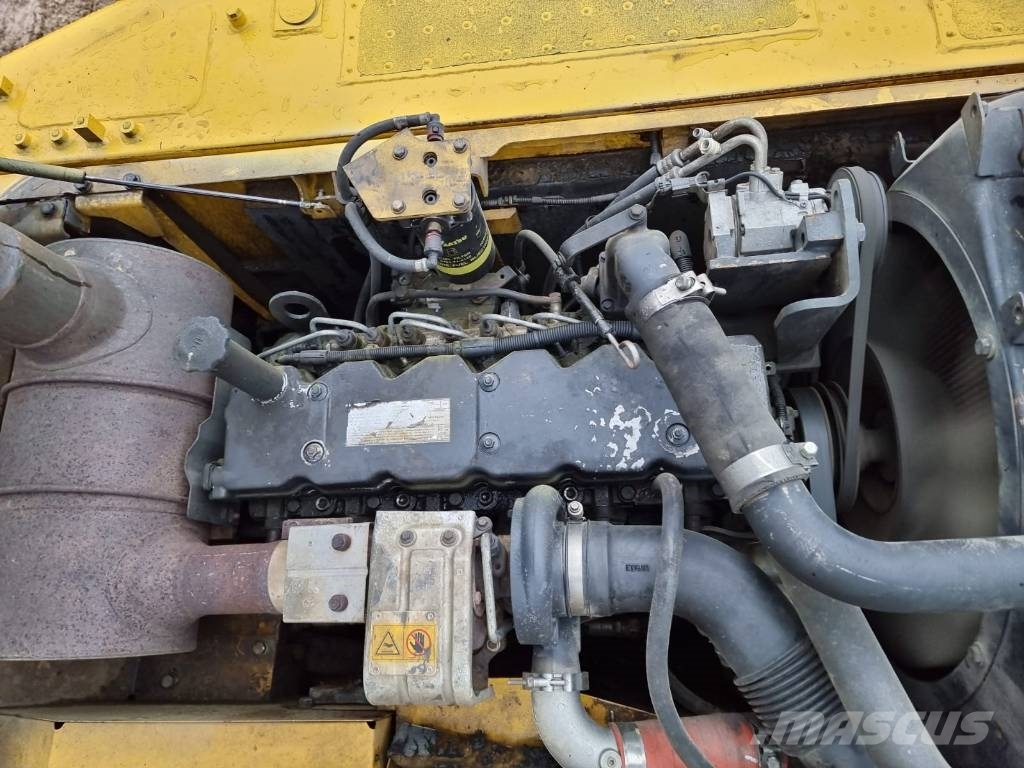 Komatsu PC 210-8 حفارات زحافة