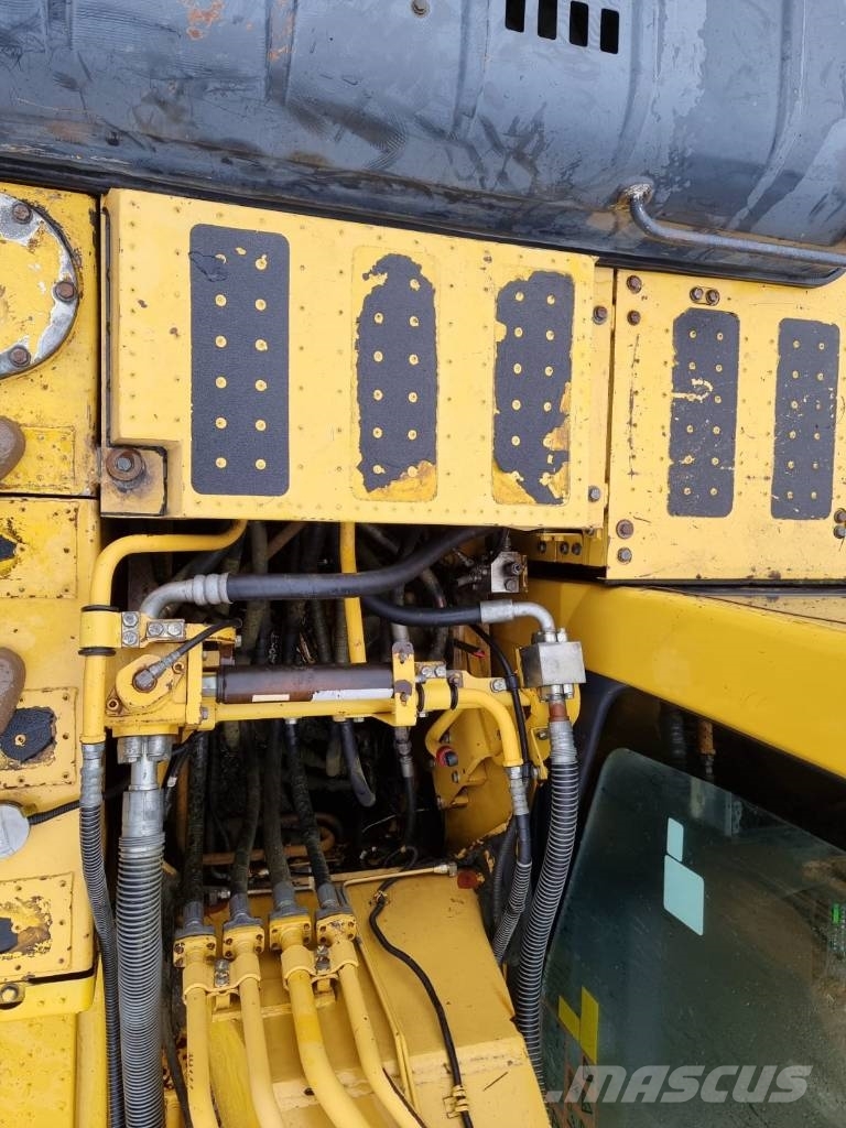 Komatsu PC 210-8 حفارات زحافة