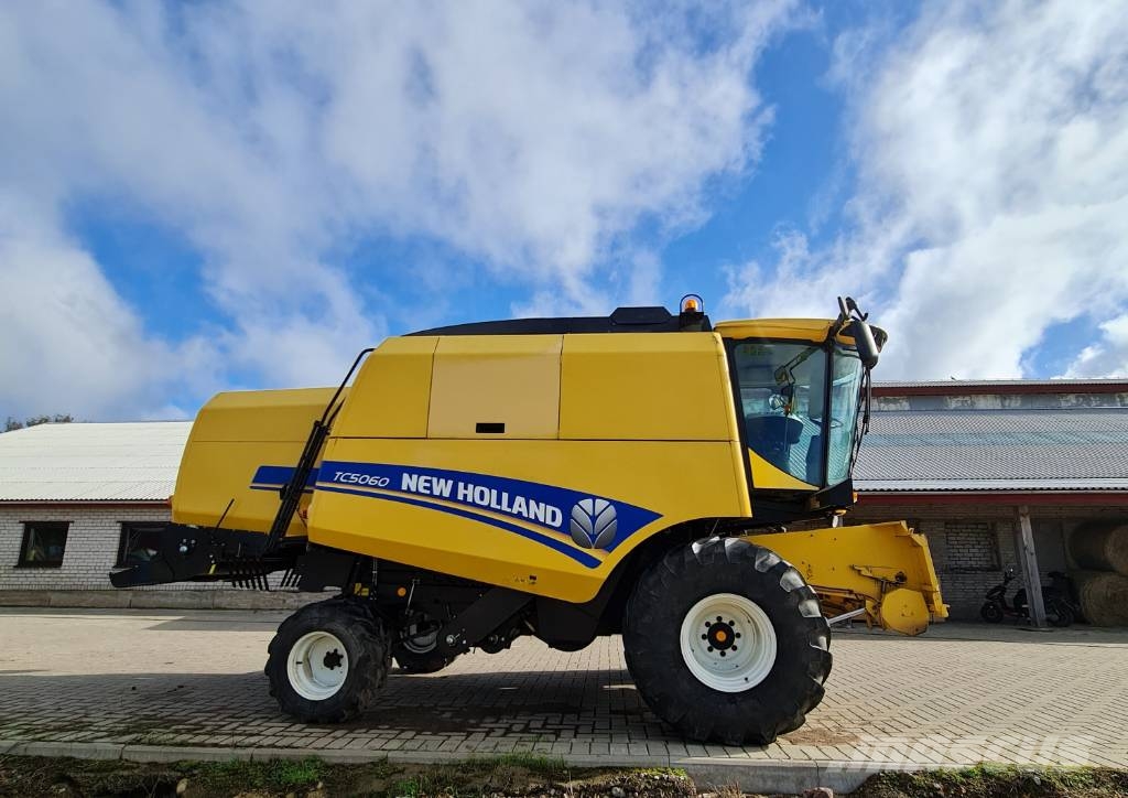 New Holland TC5060 Ražas novākšanas kombaini