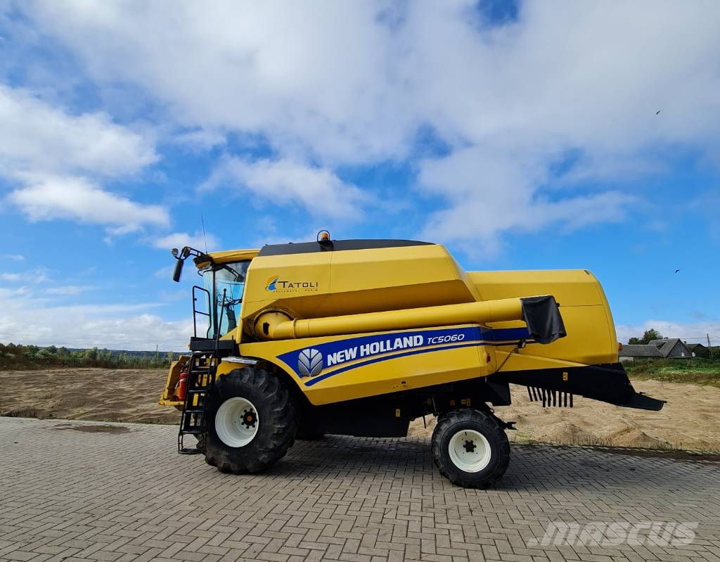 New Holland TC5060 Ražas novākšanas kombaini