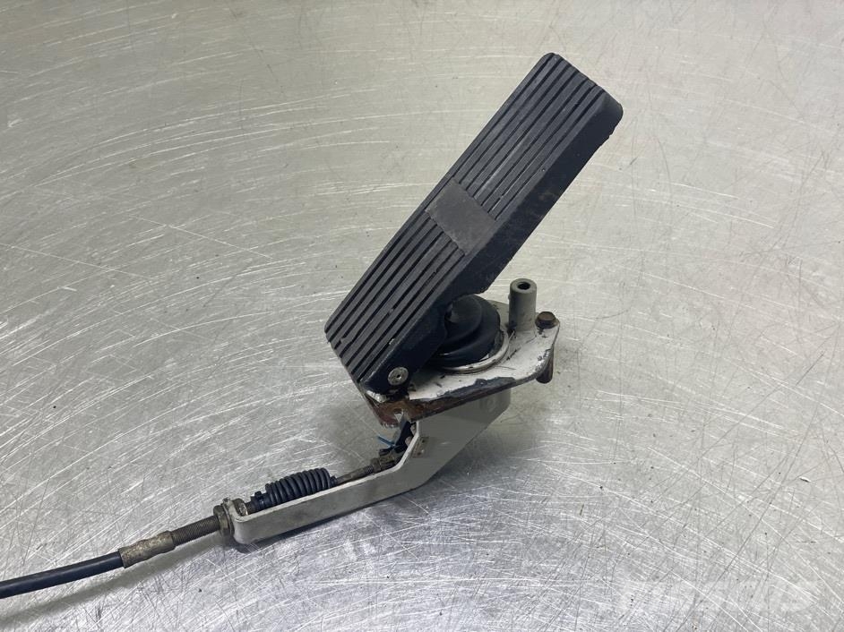 Atlas AR65-3930216-Gas pedal Ohjaamo ja sisusta