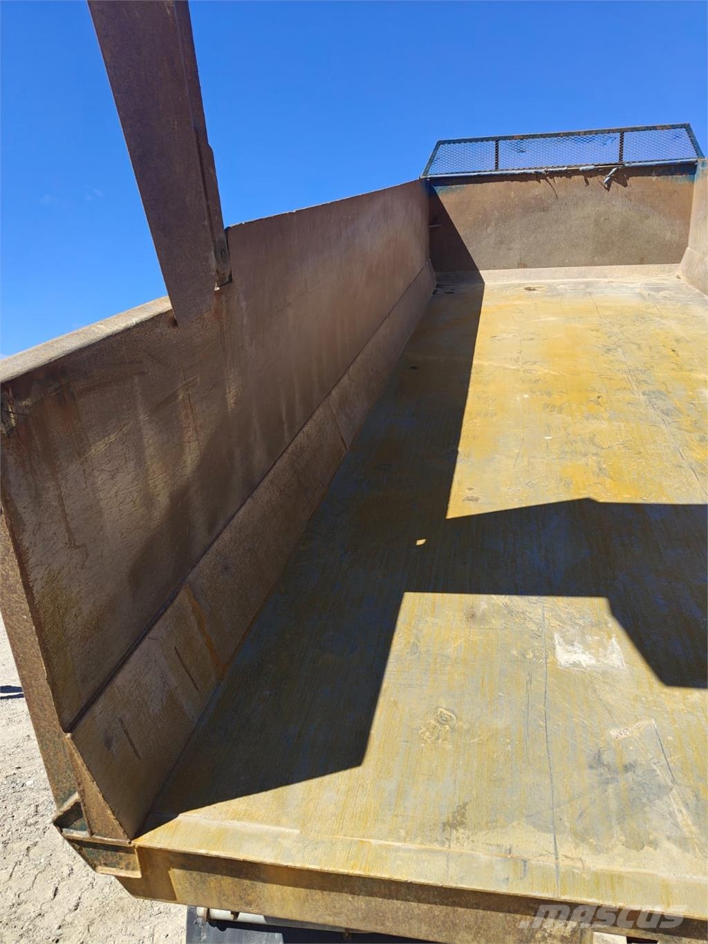 Sisu E13M 10x4 Bañeras basculantes usadas