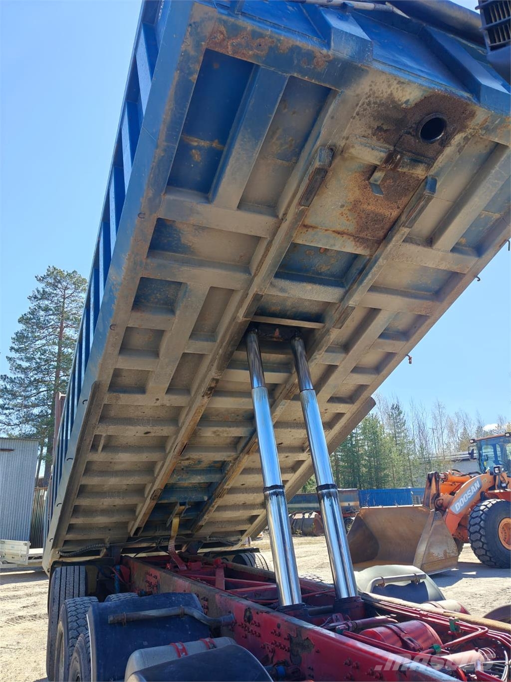 Sisu E13M 10x4 Bañeras basculantes usadas