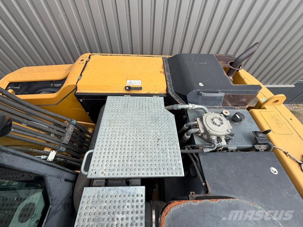 CAT M318F Bageri na kotačima