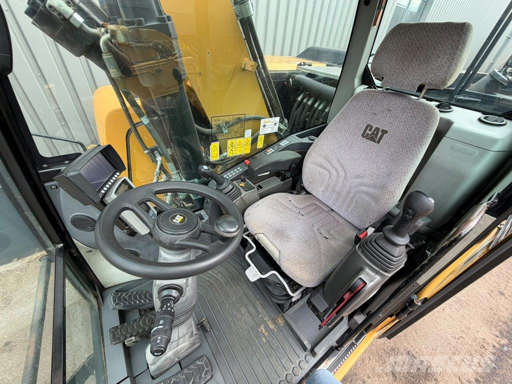 CAT M318F Bageri na kotačima