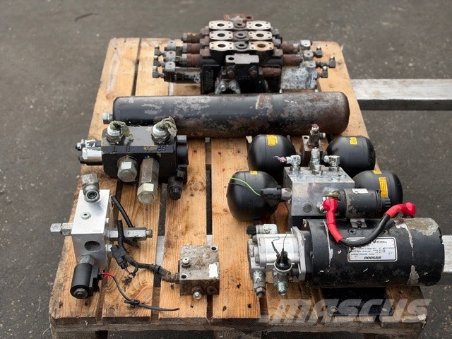 Doosan DL 300-5 USED HYDRAULIC PARTS COMPLET هيدروليات