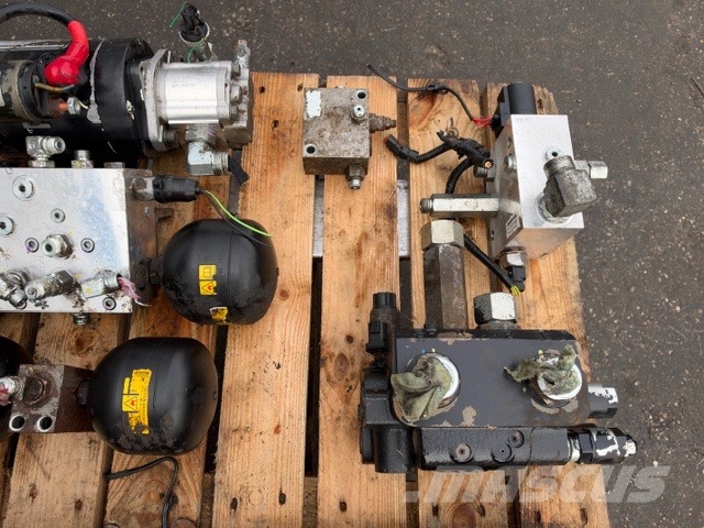 Doosan DL 300-5 USED HYDRAULIC PARTS COMPLET هيدروليات