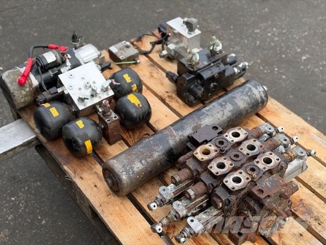 Doosan DL 300-5 USED HYDRAULIC PARTS COMPLET هيدروليات