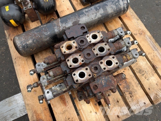 Doosan DL 300-5 USED HYDRAULIC PARTS COMPLET هيدروليات