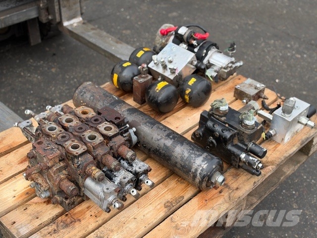 Doosan DL 300-5 USED HYDRAULIC PARTS COMPLET هيدروليات