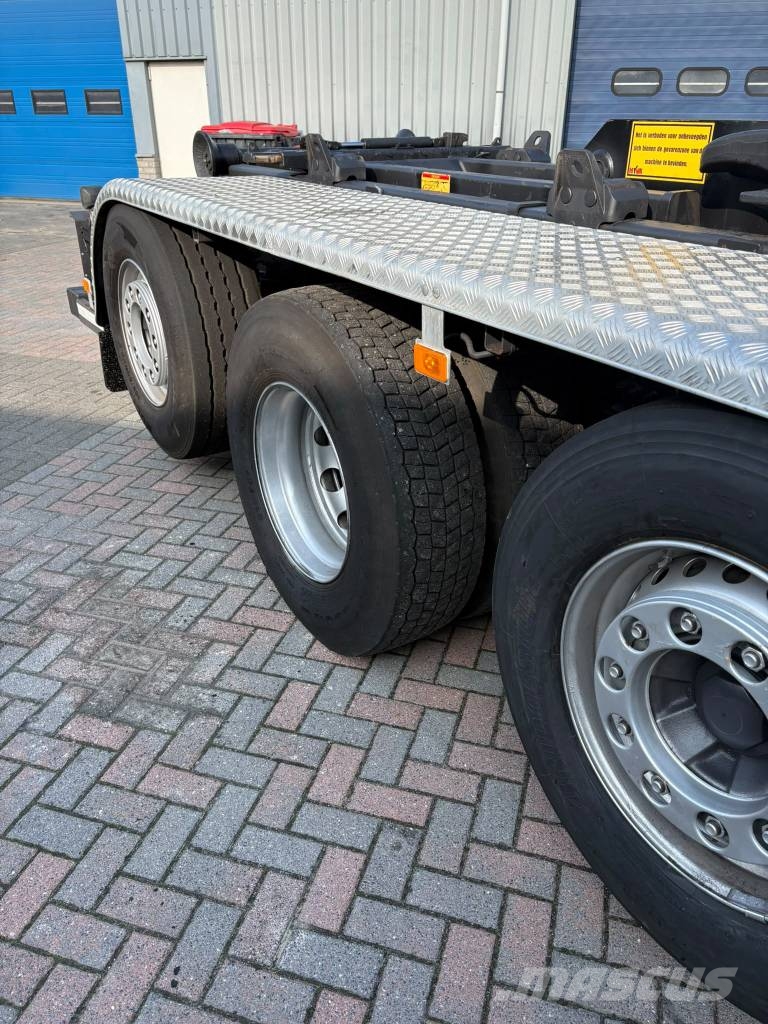 Volvo FMX 420 8x2, 2015 incl. HMF kraan en contain FMX 420 Containerchassis