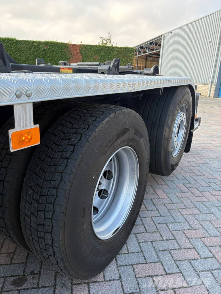 Volvo FMX 420 8x2, 2015 incl. HMF kraan en contain FMX 420 Containerchassis