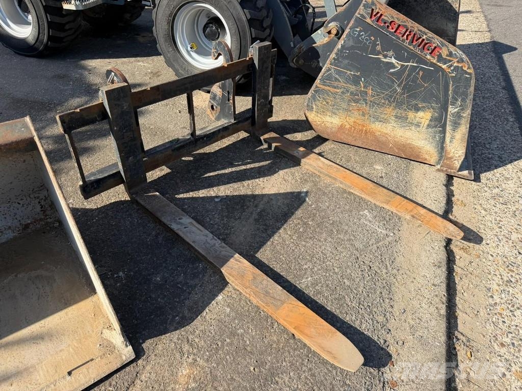 GiANT G2700 X-TRA - 1263h ORIGINAL - 2 BUCKETS + FORKS - لوادر بعجل