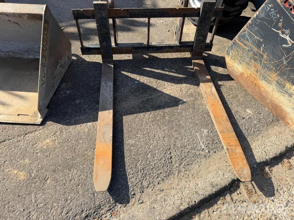 GiANT G2700 X-TRA - 1263h ORIGINAL - 2 BUCKETS + FORKS - لوادر بعجل