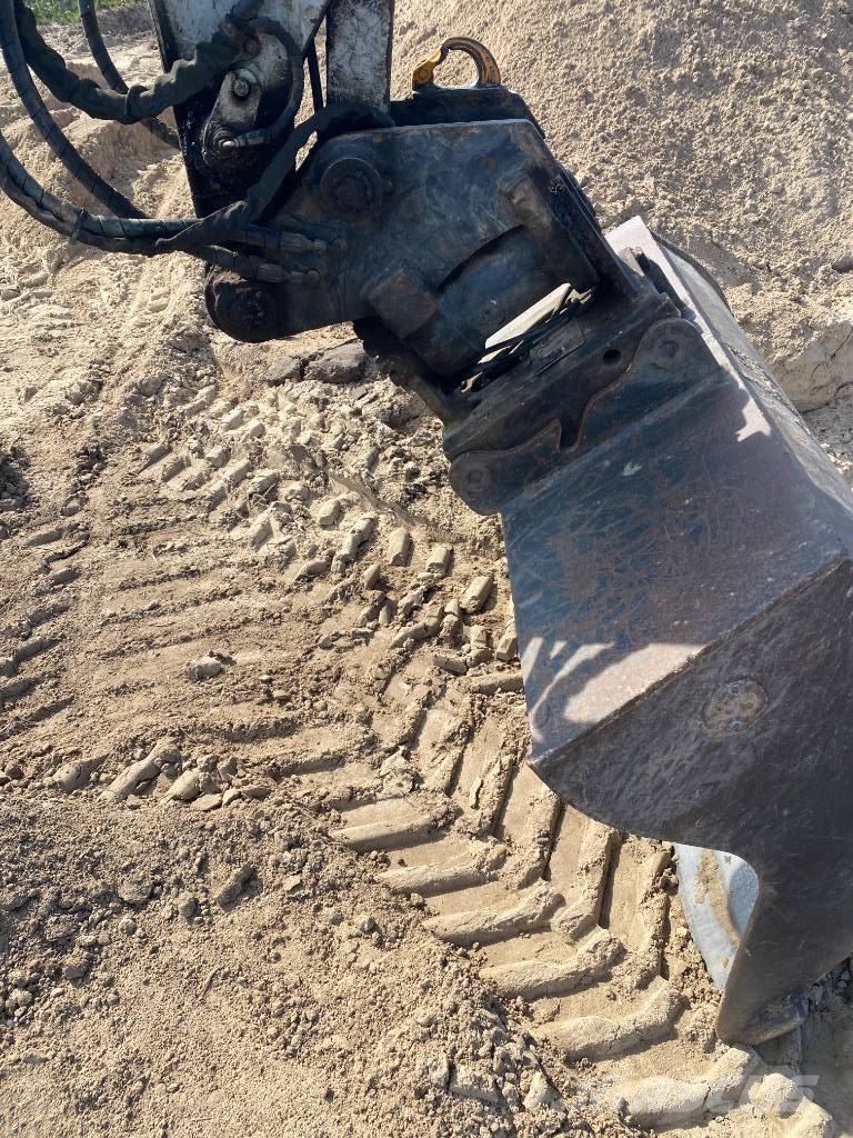 Takeuchi TB 240 حفارات صغيرة أقل من 7 طن (حفارات صغيرة)