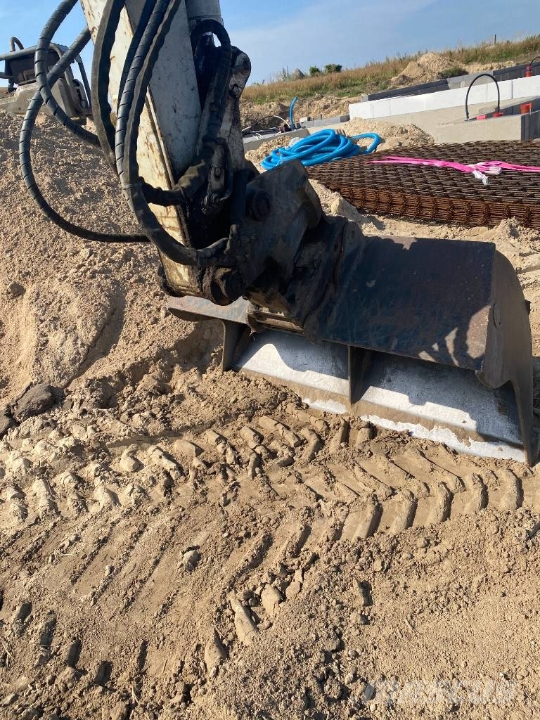 Takeuchi TB 240 حفارات صغيرة أقل من 7 طن (حفارات صغيرة)