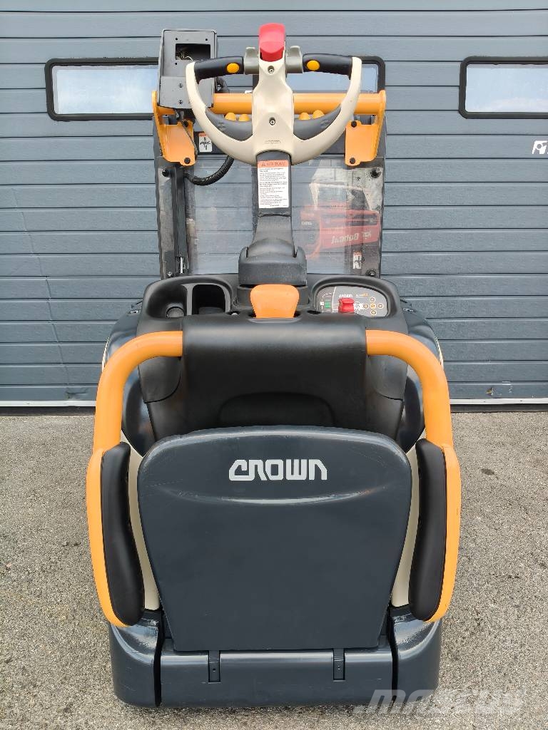 Crown DT3040 - Pinontavaunu perusnostolla Self propelled stackers