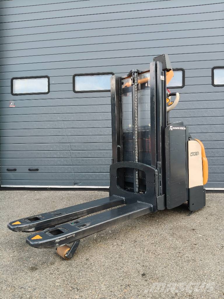 Crown DT3040 - Pinontavaunu perusnostolla Self propelled stackers