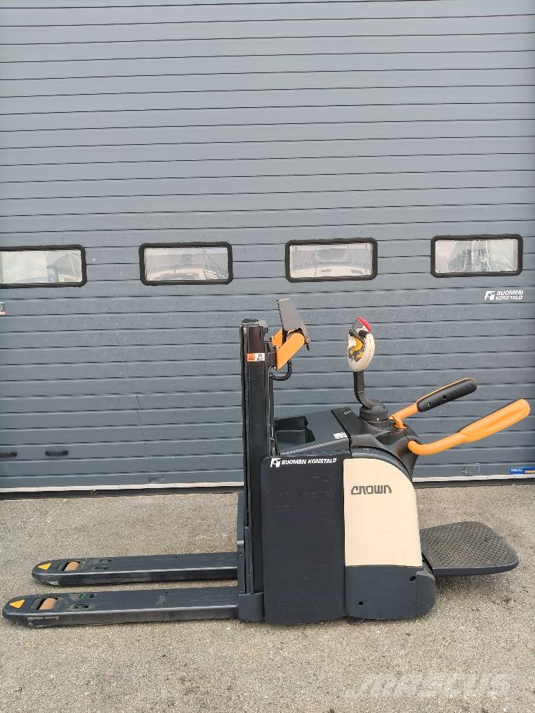 Crown DT3040 (Uusi akku) Samohybné vozíky