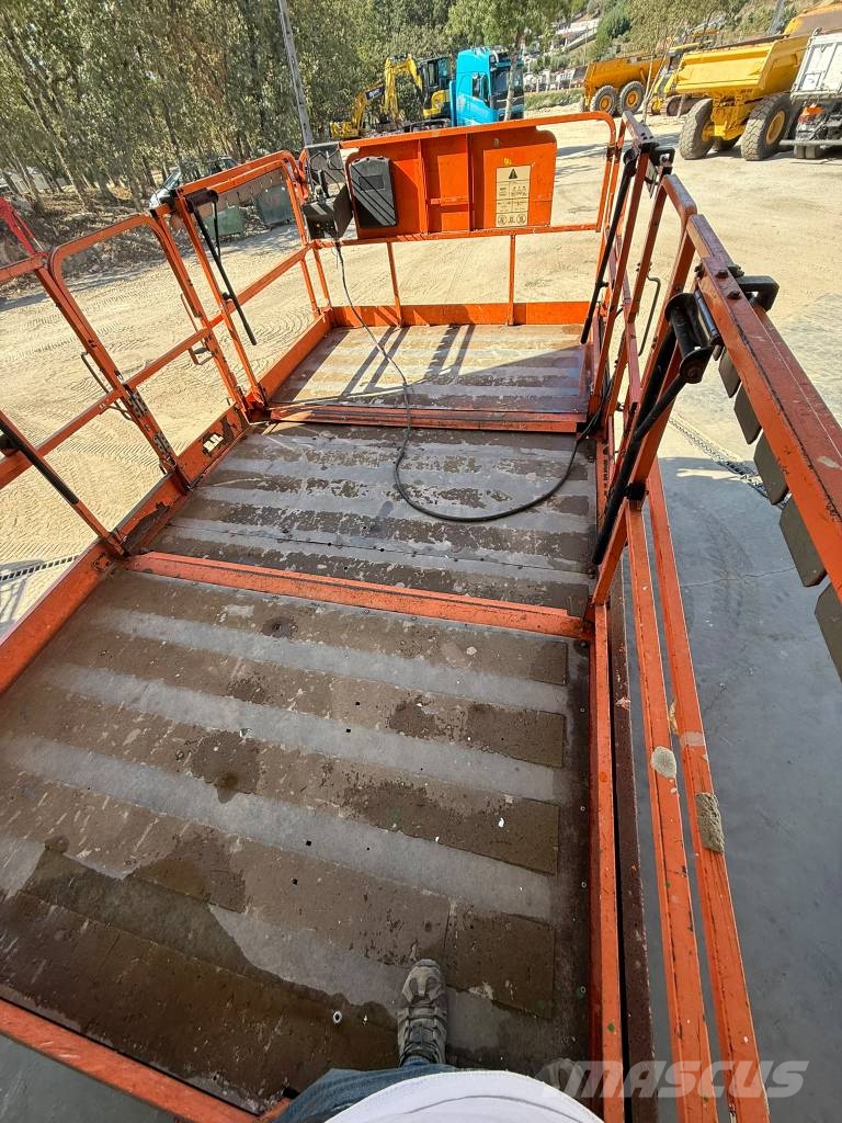 JLG 4394 RT رافعات مقصية الشكل