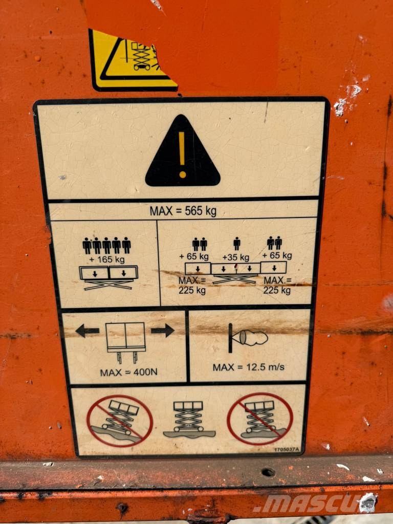 JLG 4394 RT رافعات مقصية الشكل