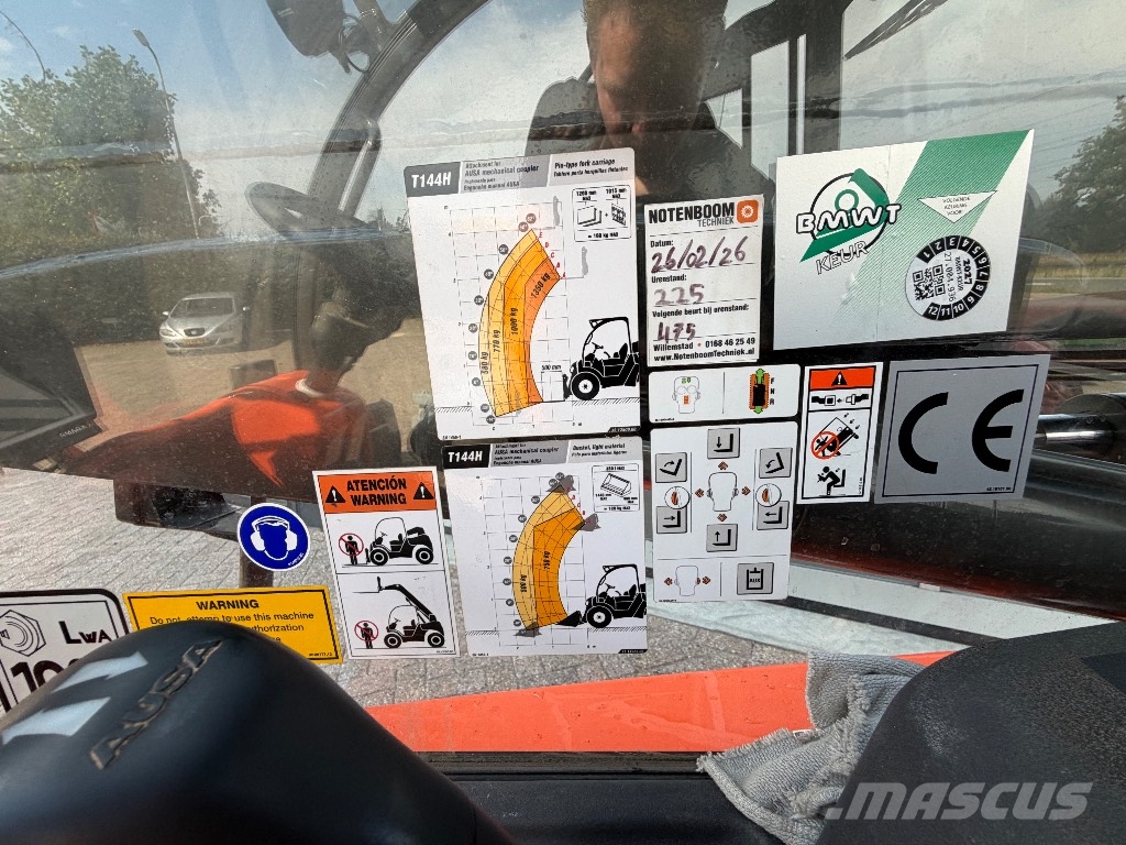 Ausa T 144 H 伸縮臂操作車