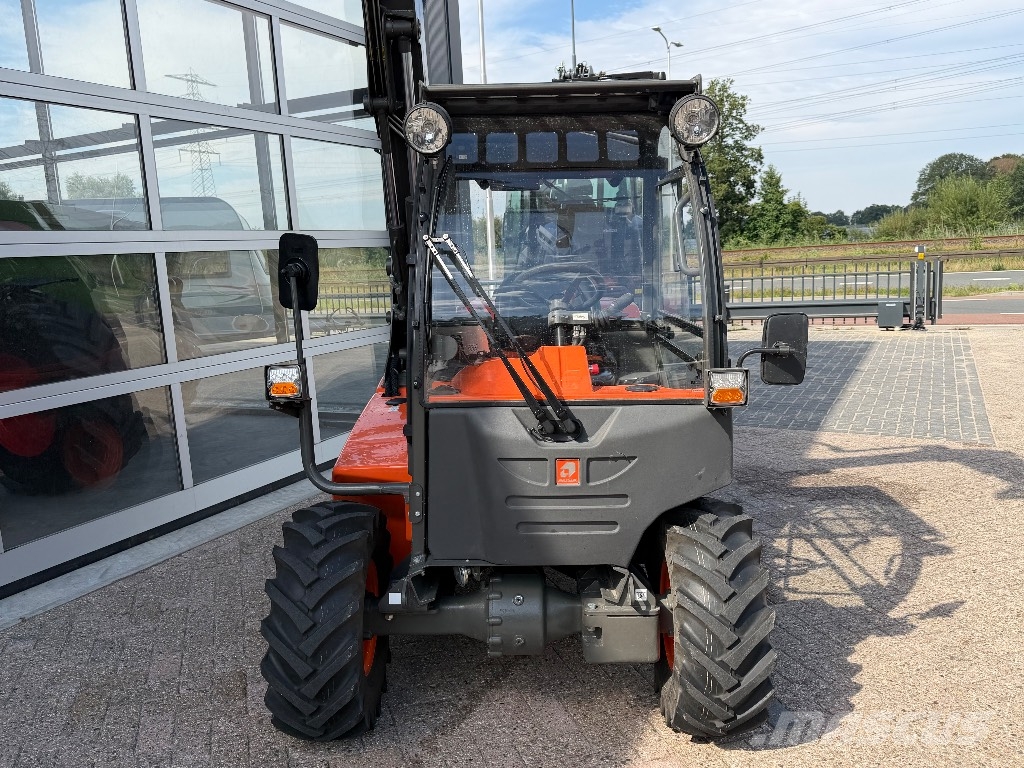 Ausa T 144 H 伸縮臂操作車