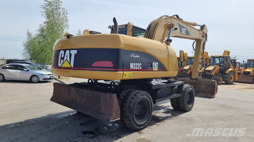 CAT M 322 C حفارات بعجل