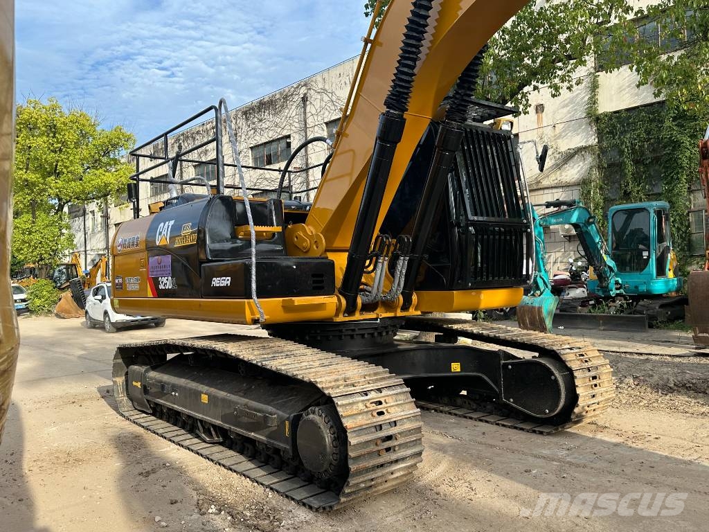 CAT 325D2L    3000 units excavators in stock Bandgrävare