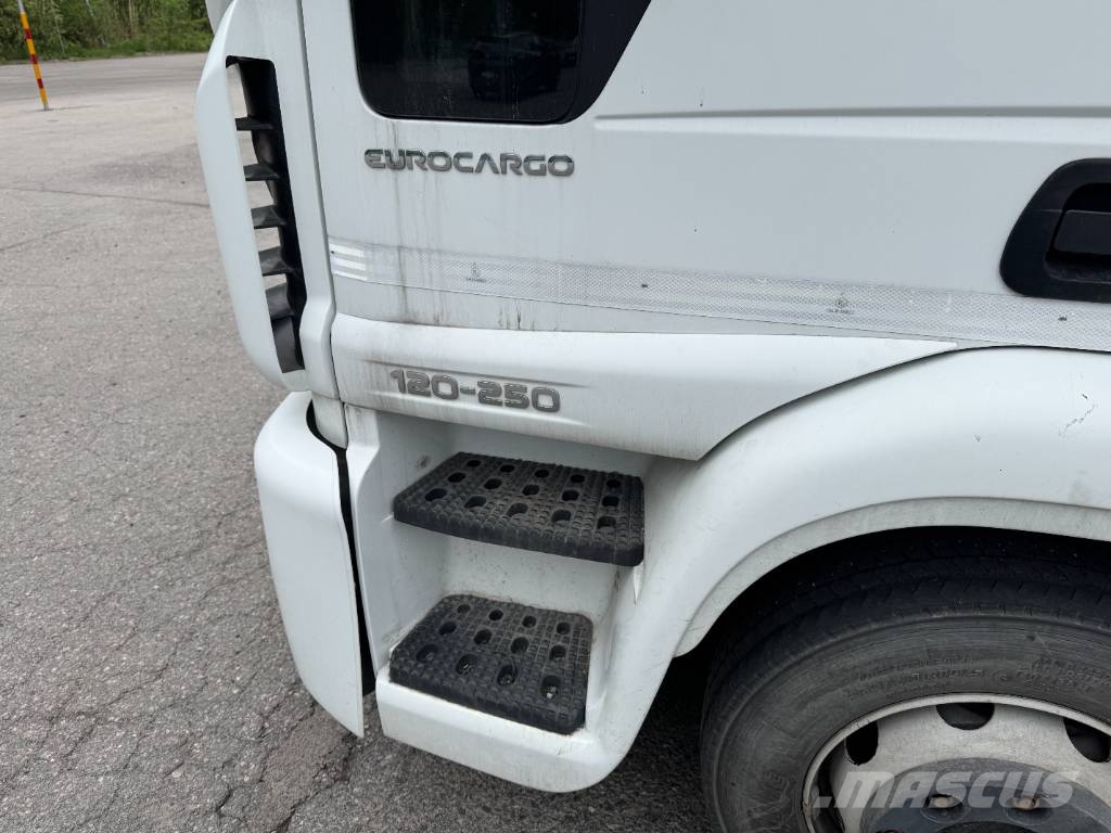Iveco Eurocargo ML120E25 Camiones con caja de remolque