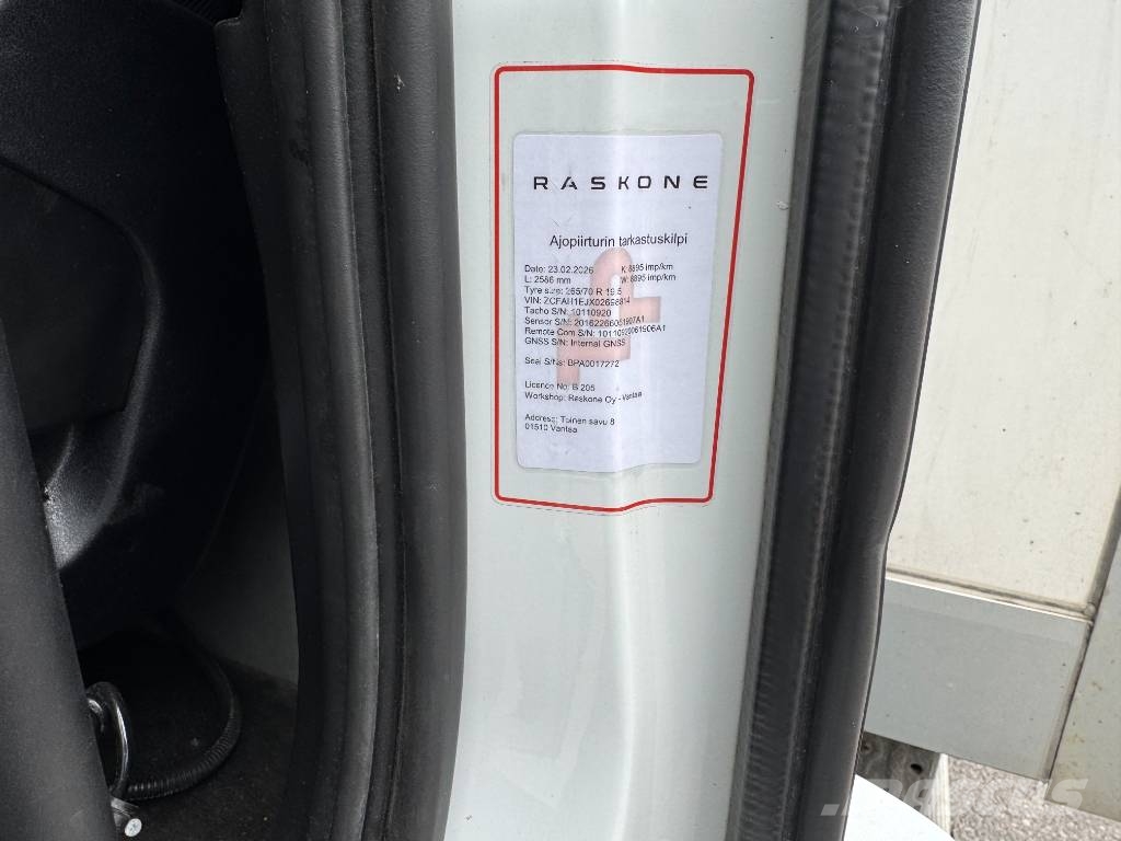 Iveco Eurocargo ML120E25 Camiones con caja de remolque