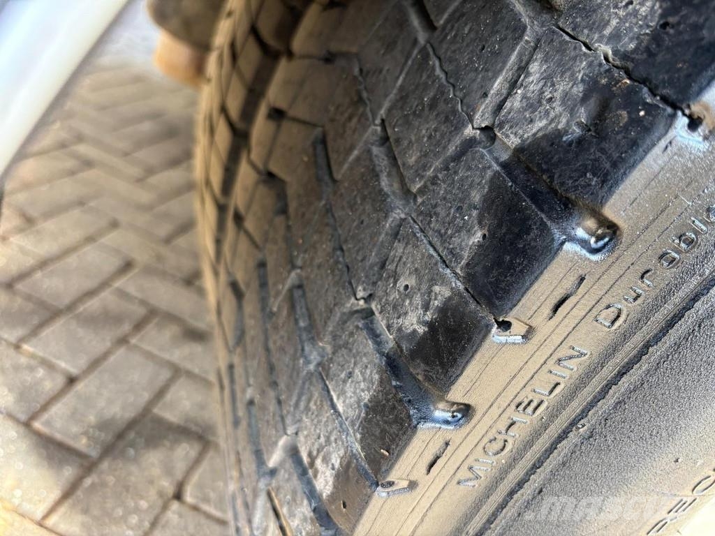 Mercedes-Benz Axor 1829 + LOADLIFT 3000 KG + MANUAL + BOX 7.74 M Camiones caja cerrada