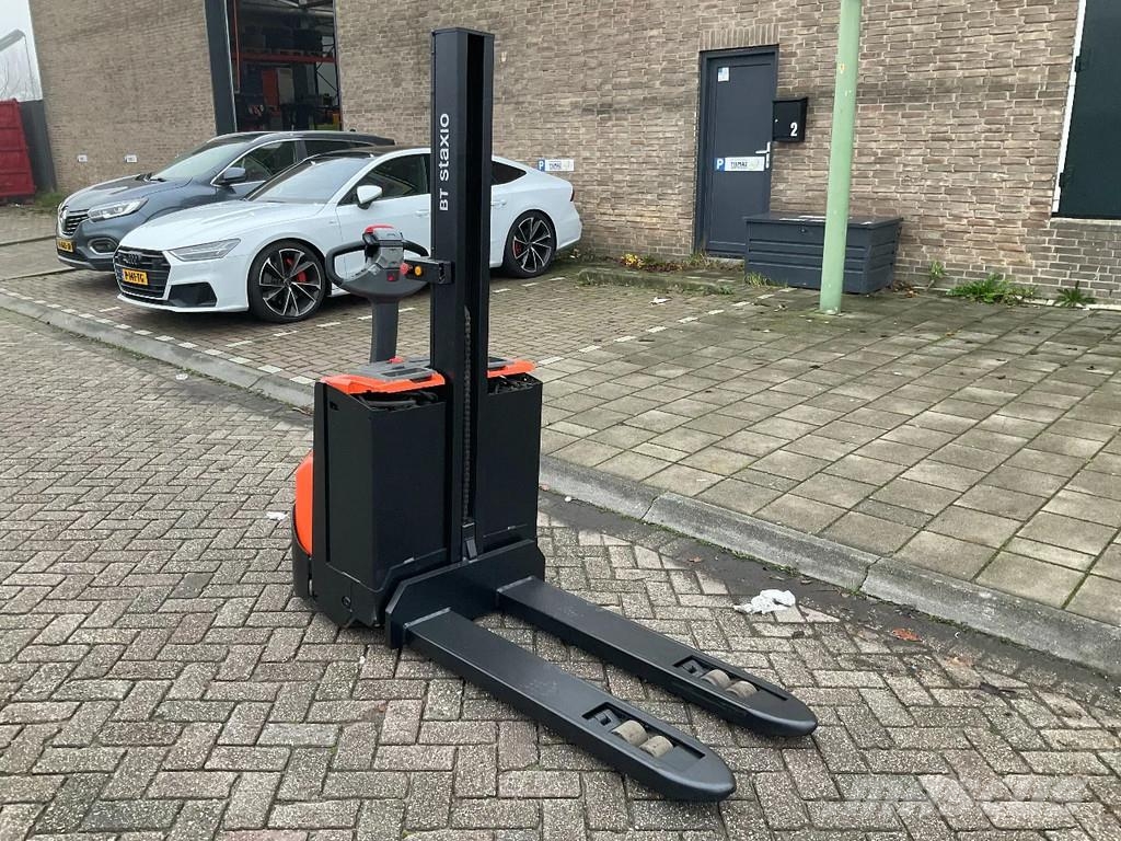 Toyota BT SWE080L 2000KG 1.58METER STAPELAAR / HEFTRUCK Gaffelstabler med gående fører