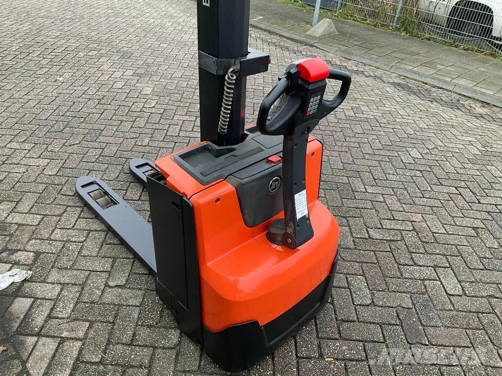 Toyota BT SWE080L 2000KG 1.58METER STAPELAAR / HEFTRUCK Gaffelstabler med gående fører