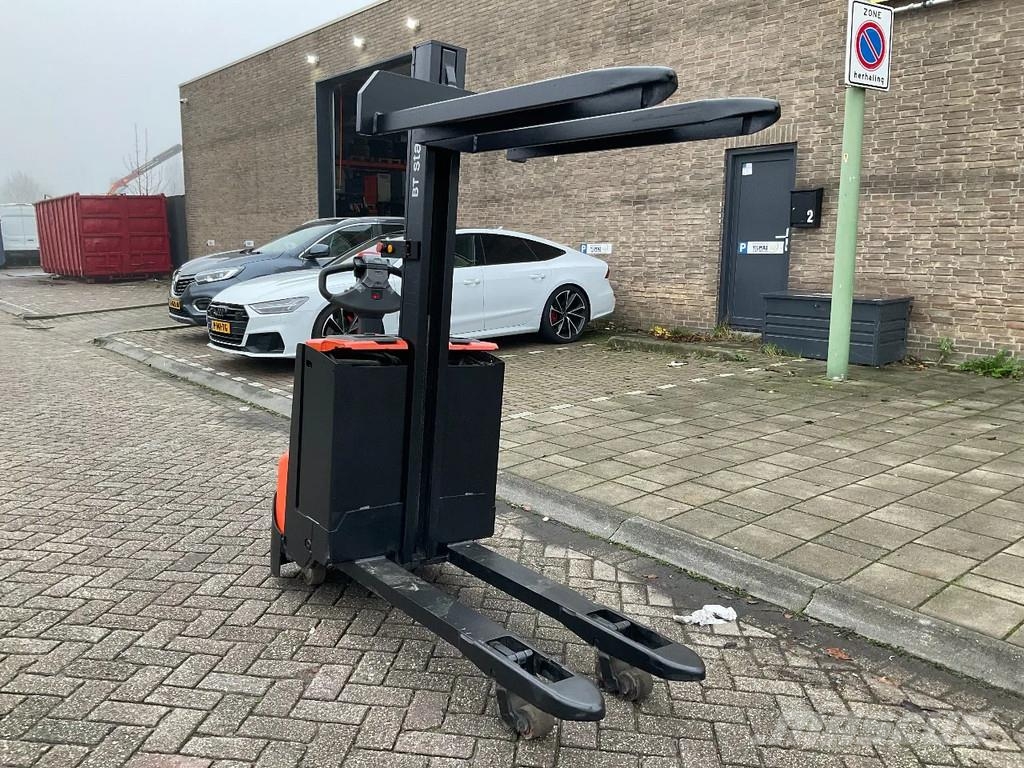 Toyota BT SWE080L 2000KG 1.58METER STAPELAAR / HEFTRUCK Gaffelstabler med gående fører