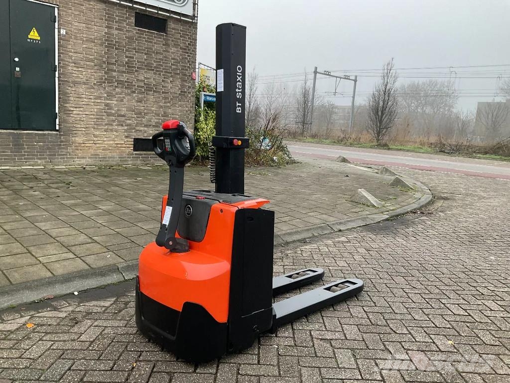 Toyota BT SWE080L 2000KG 1.58METER STAPELAAR / HEFTRUCK Gaffelstabler med gående fører