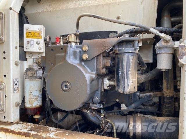 Komatsu PC 210 LC-8 حفارات زحافة
