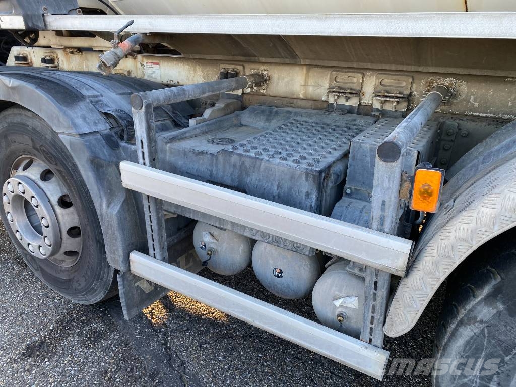 Volvo FMX 430/LIEBHERR 905 9m³ endommagé Betongbiler