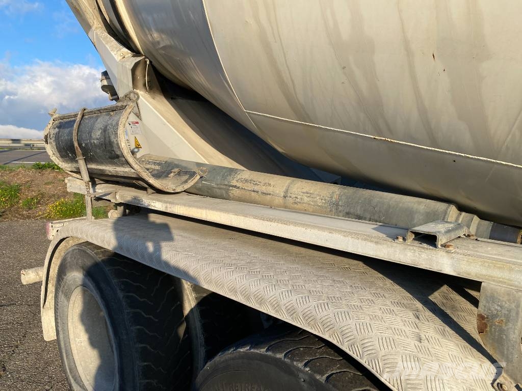 Volvo FMX 430/LIEBHERR 905 9m³ endommagé Betongbiler