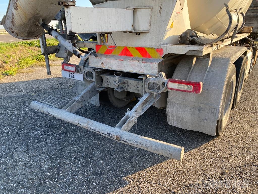 Volvo FMX 430/LIEBHERR 905 9m³ endommagé Betongbiler