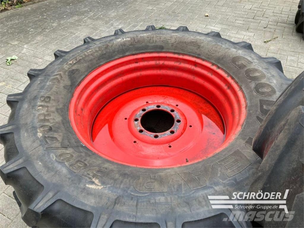 BKT 2X 580/70 R38 / 2X 480/70 R28 Dual wheels