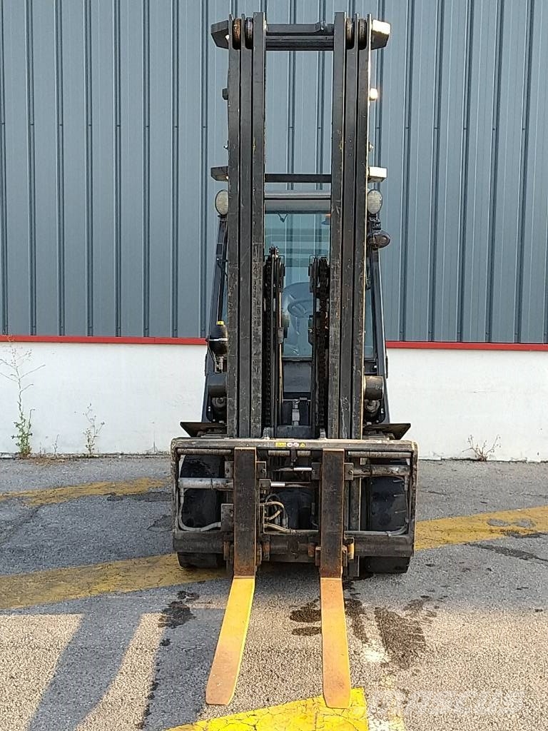 UniCarriers DX30D Dyzeliniai krautuvai
